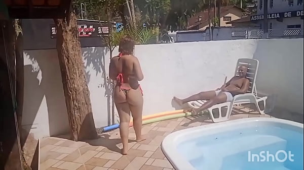 Ruiva casada da em cima de um negão no condomínio onde mora e faz um boquete nele e quando chega em casa seu marido arregaça o cu dela