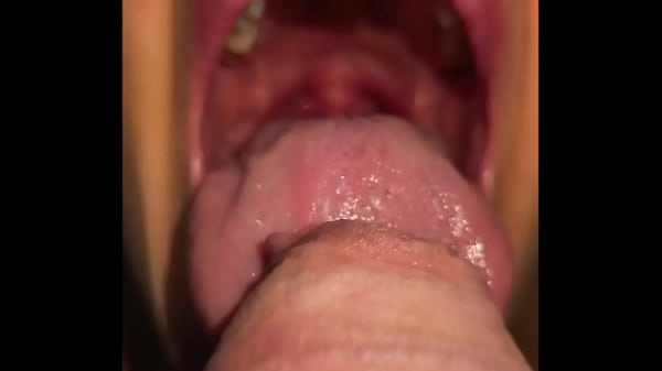 Colombiana Sabrinafoxy inicia semana con una buena mamada de verga a su novio y traga su leche caliente.